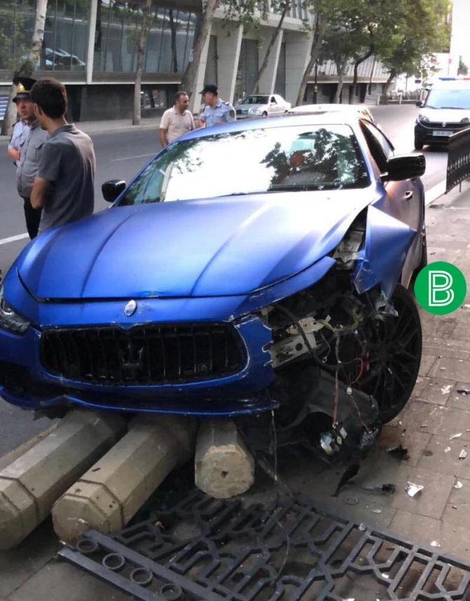 В Баку Maserati врезался в преграду, водитель погиб (фото)