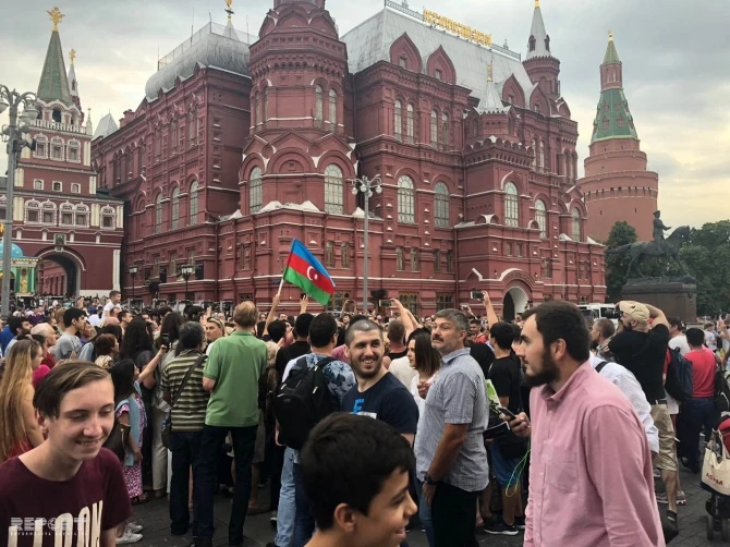 Азербайджанцы Москвы устроили флешмоб в преддверии финала ЧМ-2018 (фото)