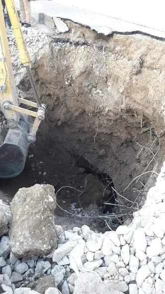 Под осевшей дорогой в Баку обнаружен тоннель (фото)
