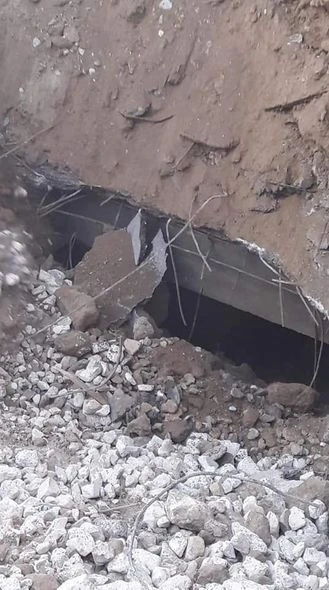 Под осевшей дорогой в Баку обнаружен тоннель (фото)