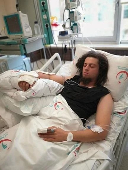 Məşhur azərbaycanlını kobra sancdı: Təcili Misirə aparıldı – FOTO
