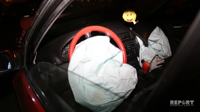 В Баку женщина на BMW совершила аварию (фото)