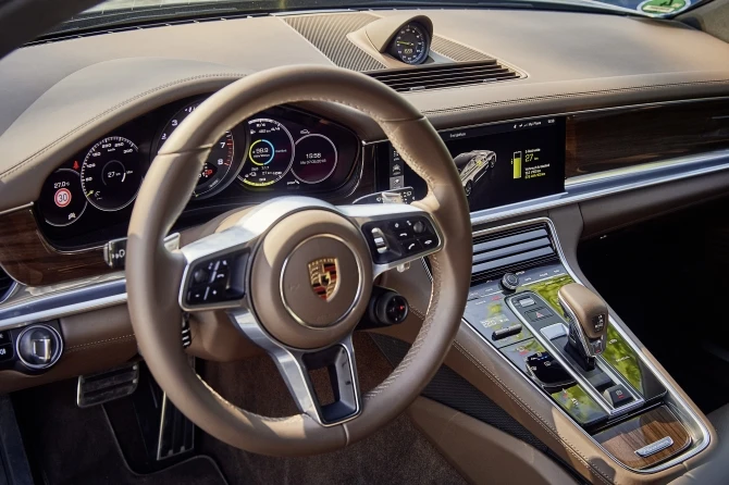 “Porsche Mission E” modelini ilk dəfə canlı görən azərbaycanlı jurnalist