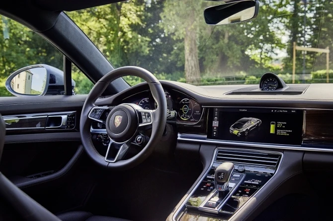 “Porsche Mission E” modelini ilk dəfə canlı görən azərbaycanlı jurnalist