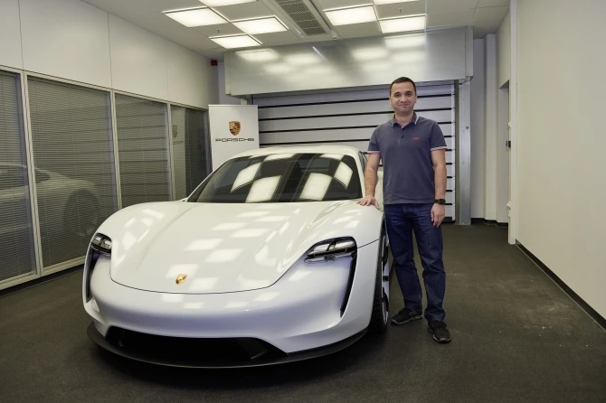 “Porsche Mission E” modelini ilk dəfə canlı görən azərbaycanlı jurnalist