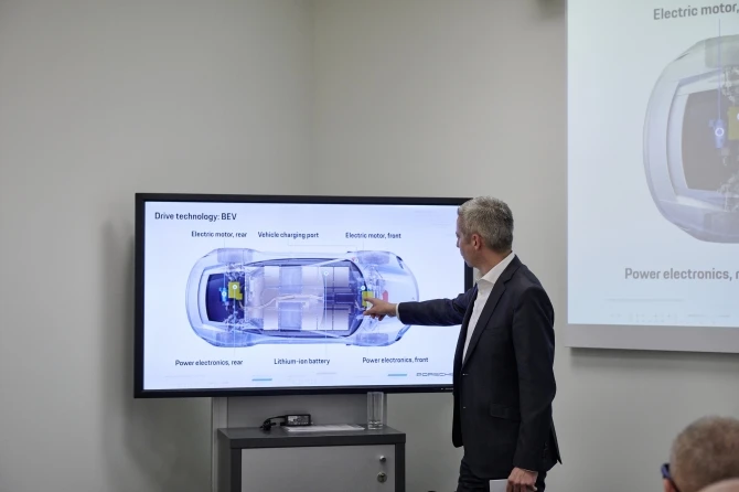 “Porsche Mission E” modelini ilk dəfə canlı görən azərbaycanlı jurnalist