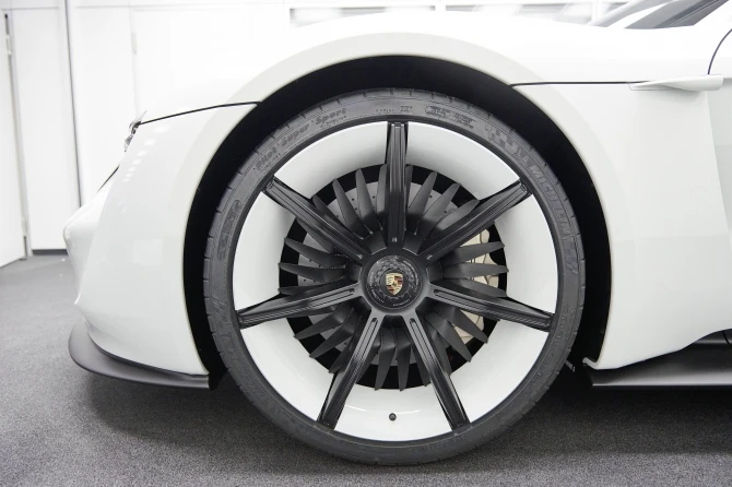 “Porsche Mission E” modelini ilk dəfə canlı görən azərbaycanlı jurnalist