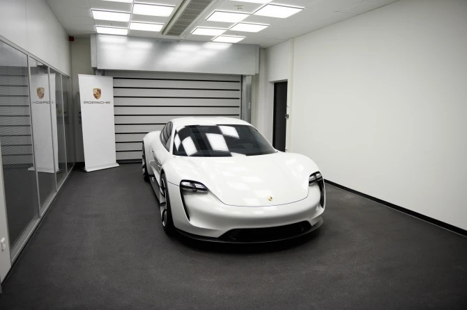 “Porsche Mission E” modelini ilk dəfə canlı görən azərbaycanlı jurnalist