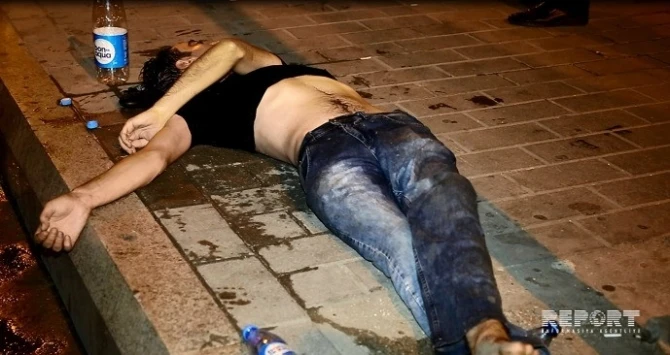 В центре Баку пьяный парень скончался, из-за задержки Службы скорой помощи (фото)