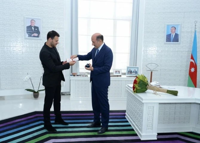 Абульфас Гараев лично вручил Эмину Агаларову удостоверение народного артиста Азербайджана (фото)