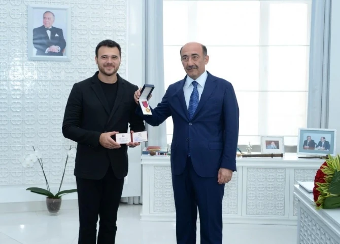 Абульфас Гараев лично вручил Эмину Агаларову удостоверение народного артиста Азербайджана (фото)
