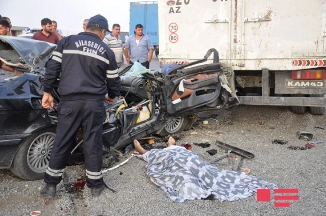 В Азербайджане BMW столкнулся с грузовиком: погибли 3 члена одной семьи, 4 – ранены (видео)