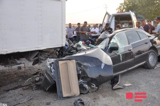 В Азербайджане BMW столкнулся с грузовиком: погибли 3 члена одной семьи, 4 – ранены (видео)