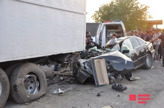 В Азербайджане BMW столкнулся с грузовиком: погибли 3 члена одной семьи, 4 – ранены (видео)