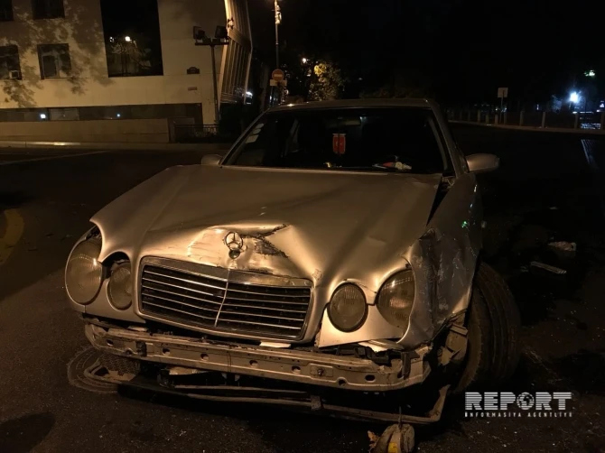 В Баку водитель такси устроил аварию, проехав на красный свет - ФОТО В Баку водитель такси устроил аварию, проехав на красный свет - ФОТО