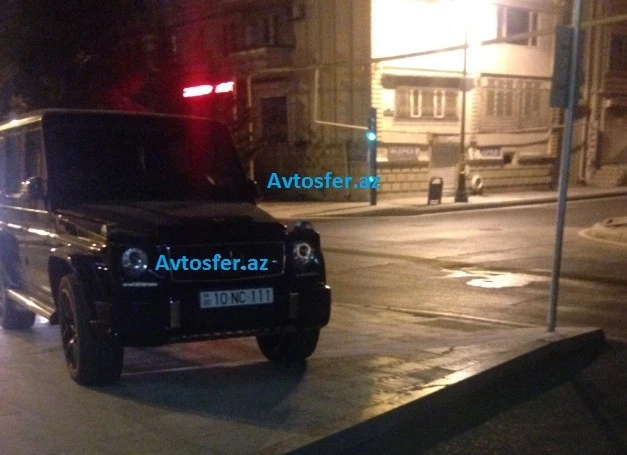 Хатира Ислам на Gelandewagen загородила проход пешеходам - ФОТО Хатира Ислам на Gelandewagen загородила проход пешеходам - ФОТО