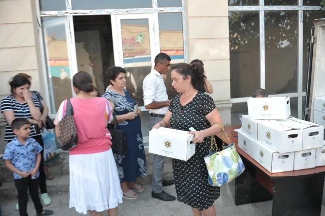 По инициативе Мехрибан Алиевой малообеспеченным семьям раздаются праздничные паи - ФОТО