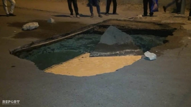 В Азербайджане в результате взрыва канализационной трубы осела дорога (видео)