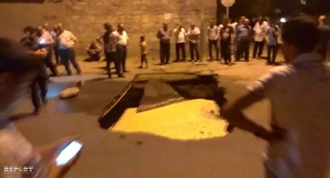 В Азербайджане в результате взрыва канализационной трубы осела дорога (видео)