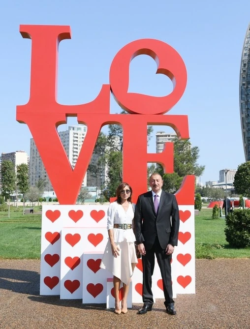 Prezident və xanımı 37 min kvadratmetrlik nəhəng park kompleksində (FOTO)
