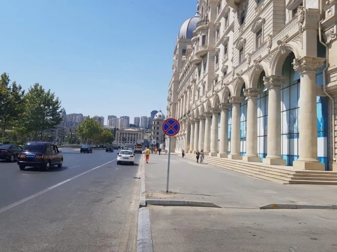 На одной из центральных улиц Баку запрещена парковка - ФОТО