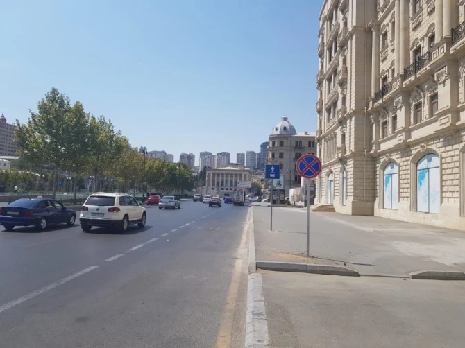 На одной из центральных улиц Баку запрещена парковка - ФОТО