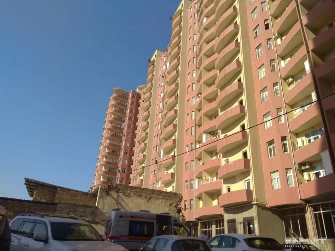 В Баку четверо рабочих, которые не могли получить зарплату, пытались покончить с собой - ВИДЕО