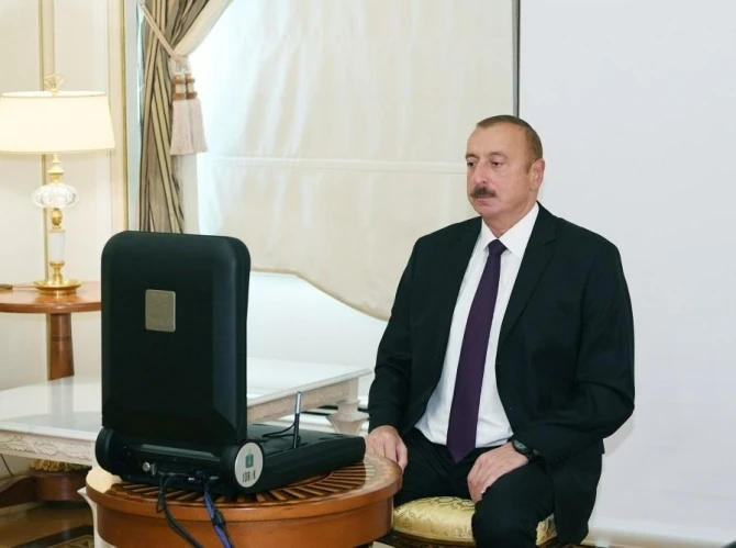 Ильхаму Алиеву вручено удостоверение личности номер один нового поколения - ФОТО