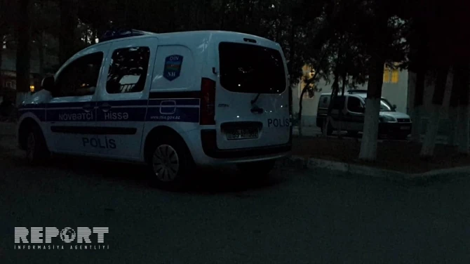 В Азербайджане не поверивший в смерть сына отец похоронил его во дворе больницы - ФОТО