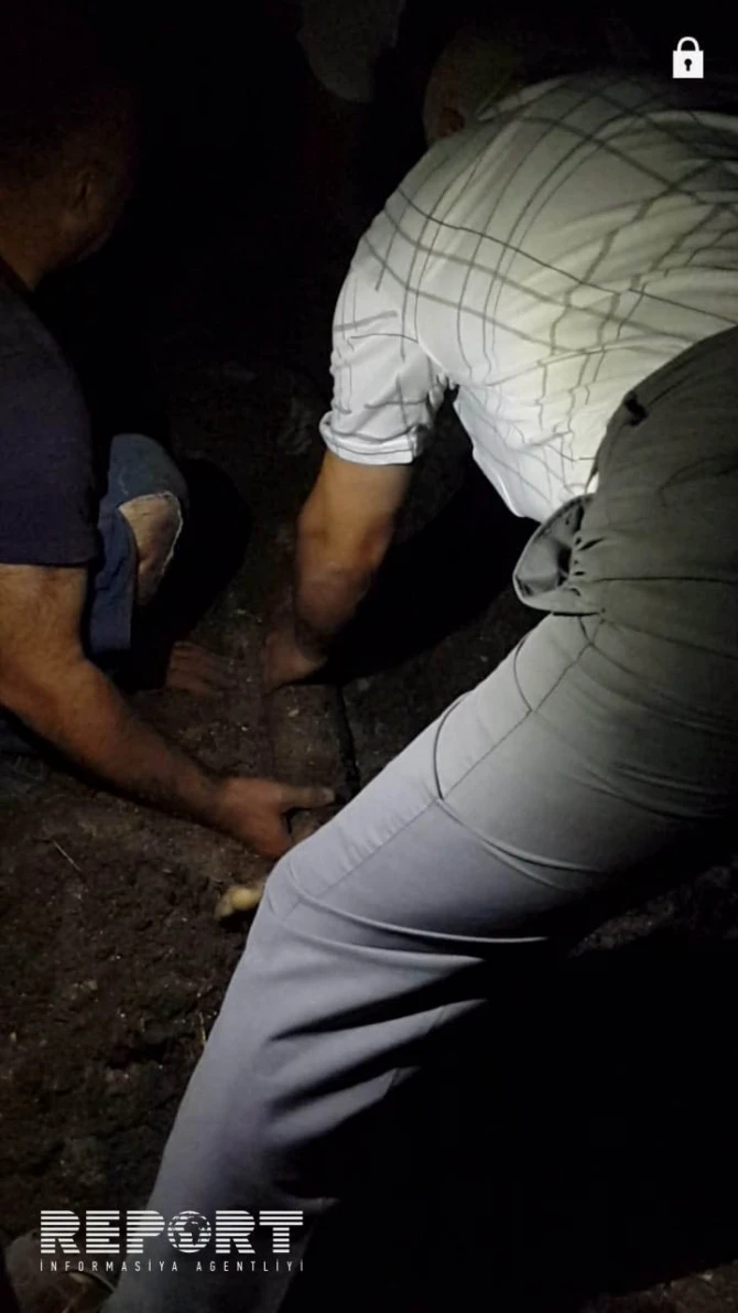 В Азербайджане не поверивший в смерть сына отец похоронил его во дворе больницы - ФОТО