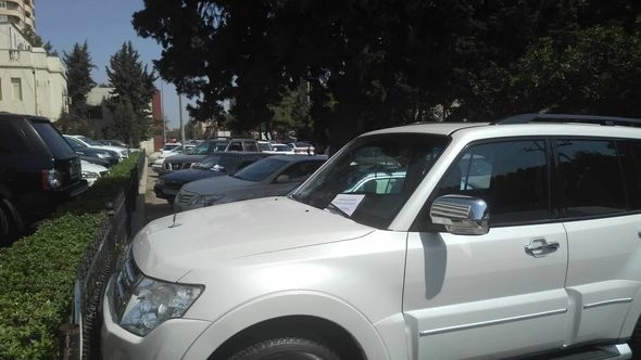 Bakıda DYP səkidə park edilən maşınlara qarşı bu cür mübazirəyə başladı – FOTO