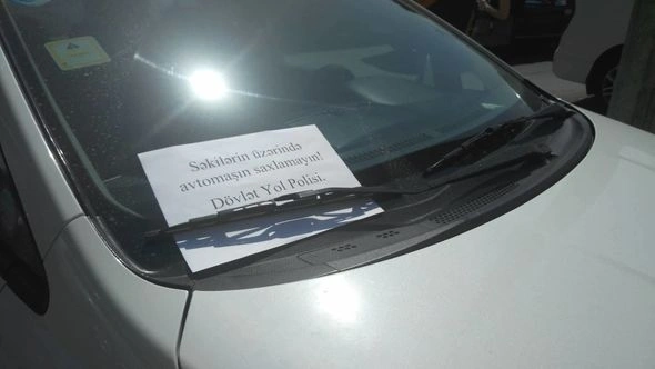 Bakıda DYP səkidə park edilən maşınlara qarşı bu cür mübazirəyə başladı – FOTO