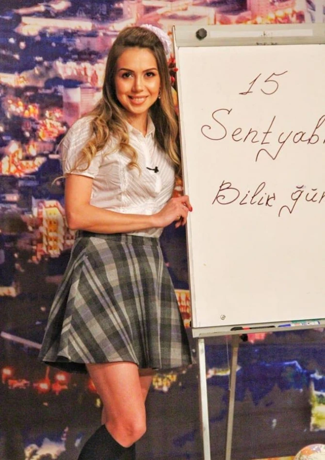 Lider TV-nin aparıcıları məktəbli geyimində - FOTO
