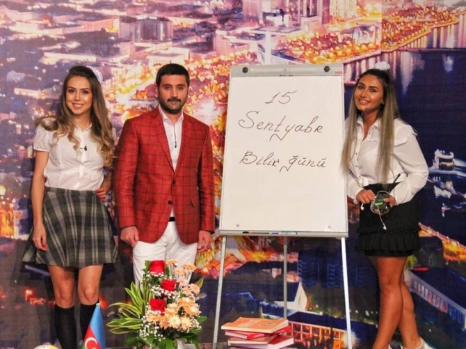 Lider TV-nin aparıcıları məktəbli geyimində - FOTO