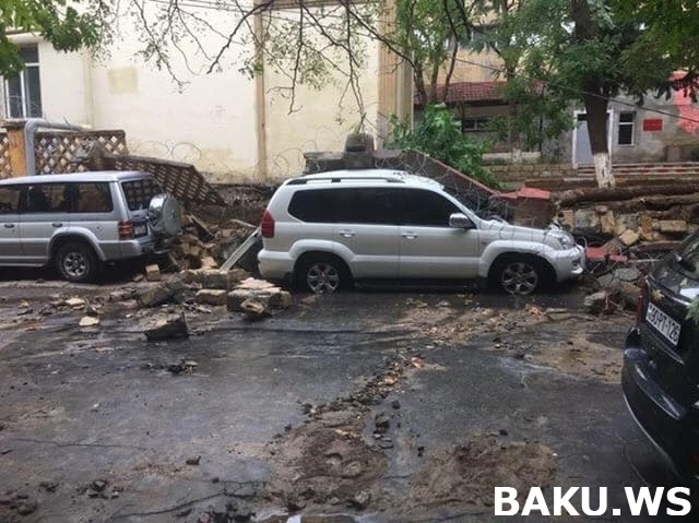 Баку  после проливного дождя: автомобили застряли в потоках воды - ВИДЕО