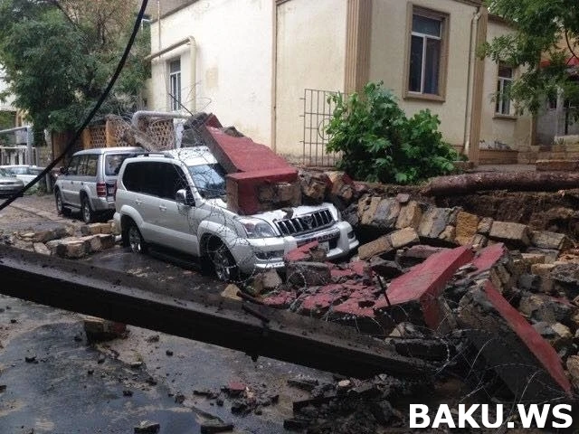 Баку  после проливного дождя: автомобили застряли в потоках воды - ВИДЕО