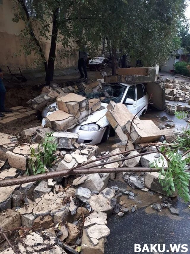 Баку  после проливного дождя: автомобили застряли в потоках воды - ВИДЕО