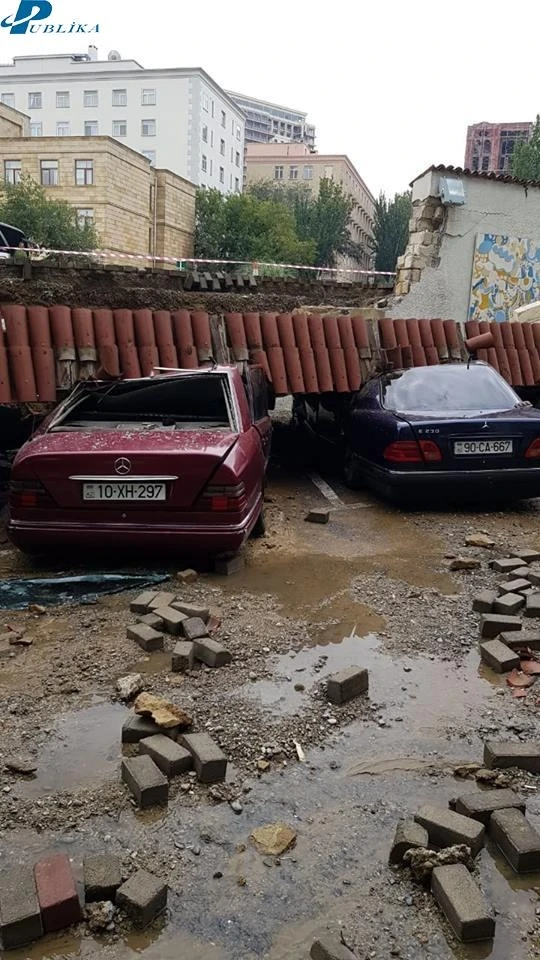 Bakıda hasar aşdı - avtomobillər dağıntı altında qaldı (FOTO) Bakıda hasar aşdı - avtomobillər dağıntı altında qaldı (FOTO)