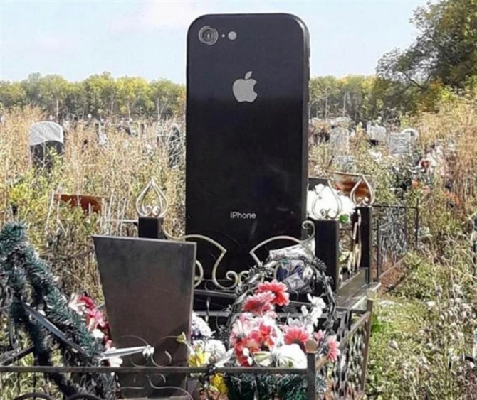 Gənc qız üçün “iPhone 6” formasında baş daşı qoydular – VİDEO
