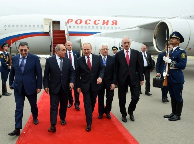 Путин прибыл в Баку - ФОТО