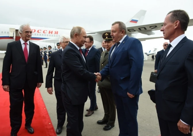 Путин прибыл в Баку - ФОТО