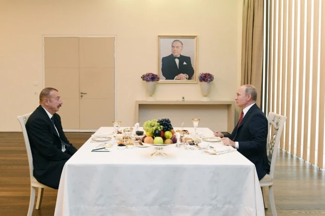 Ильхам Алиев и Владимир Путин побеседовали в Баку за чашкой чая - ФОТО