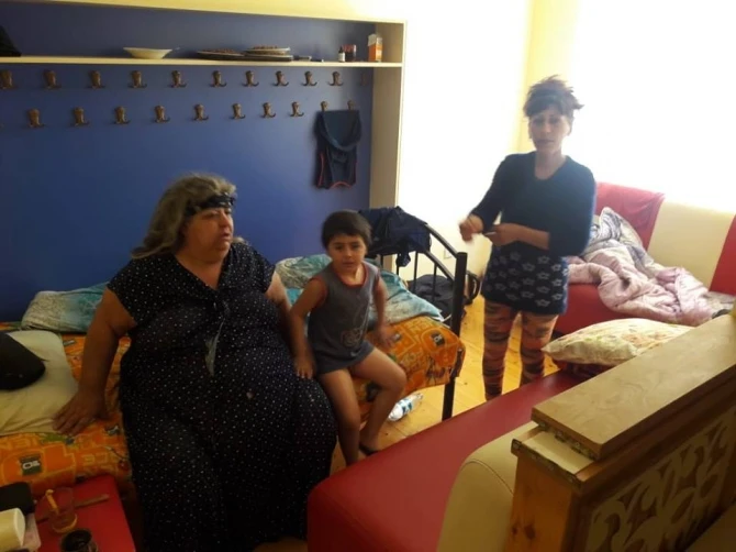 Soyuq havada küçədə qalan ailə sığınacağa yerləşdirildi, amma... - FOTO
