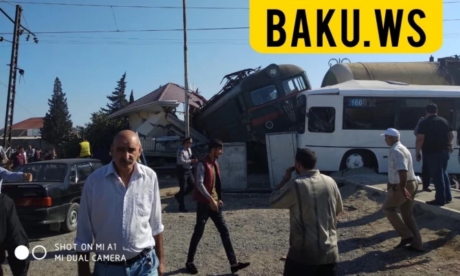 В Баку столкнулись поезд с пассажирским автобусом: есть погибший и пострадавшие - ОБНОВЛЕНО, ВИДЕО
