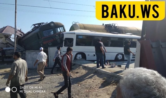 В Баку столкнулись поезд с пассажирским автобусом: есть погибший и пострадавшие - ОБНОВЛЕНО, ВИДЕО