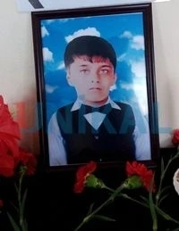 В результате столкновения поезда и автобуса в Баку погиб учитель лицея и единственный ребенок в  семье - ФОТО