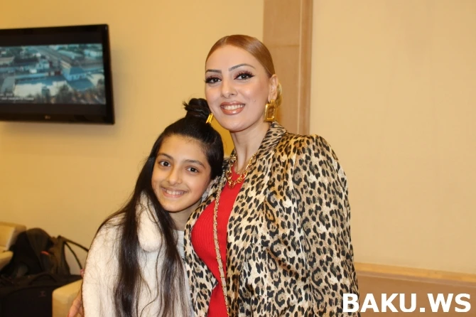 Rəqqasə Röya 11 yaşlı qızı ilə - FOTOLAR Rəqqasə Röya 11 yaşlı qızı ilə - FOTOLAR