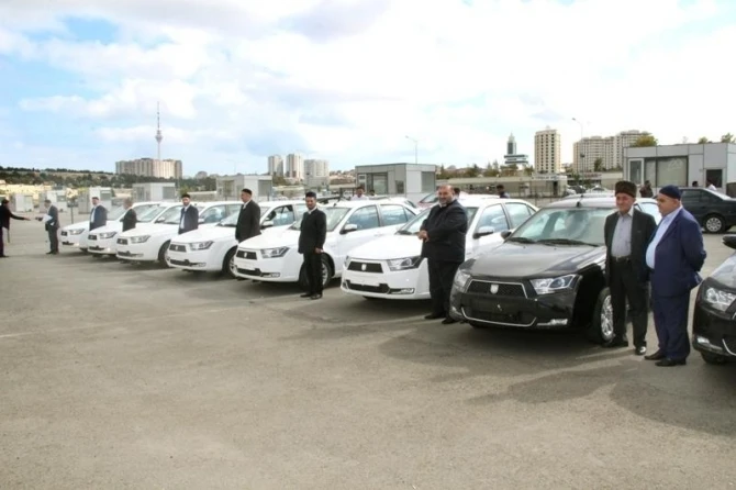 Религиозные общины Азербайджана получили автомобили