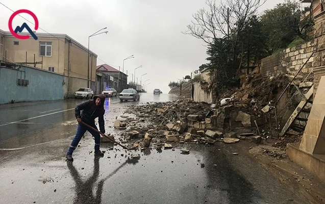Bakıda daha bir sürüşmə: Qəbirstanlığın divarı uçdu – FOTO Bakıda daha bir sürüşmə: Qəbirstanlığın divarı uçdu – FOTO