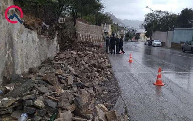 Bakıda daha bir sürüşmə: Qəbirstanlığın divarı uçdu – FOTO Bakıda daha bir sürüşmə: Qəbirstanlığın divarı uçdu – FOTO